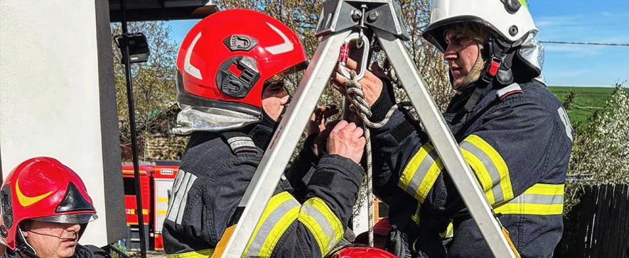 Pompierii din Bacău au salvat un bărbat căzut într-o fântână adâncă din comuna Traian